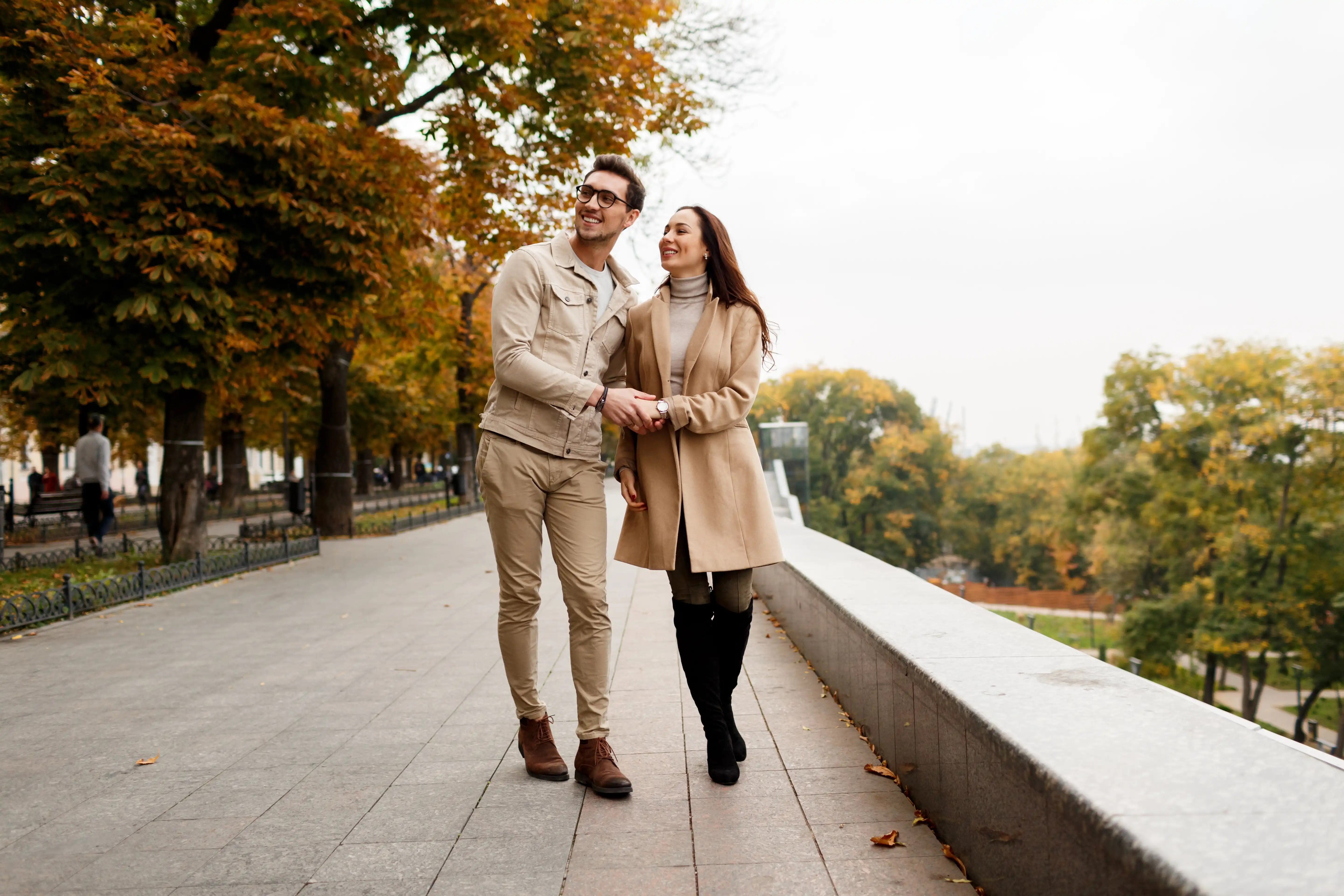 Two people walking together to reduce sedentary habits in a more motivating way